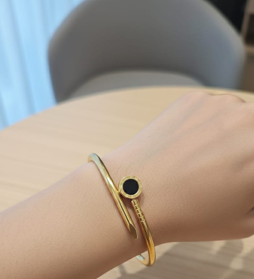 Elegant Gold Nail Design Bracelet for Women – Black Stone Stainless Steel Bangle
