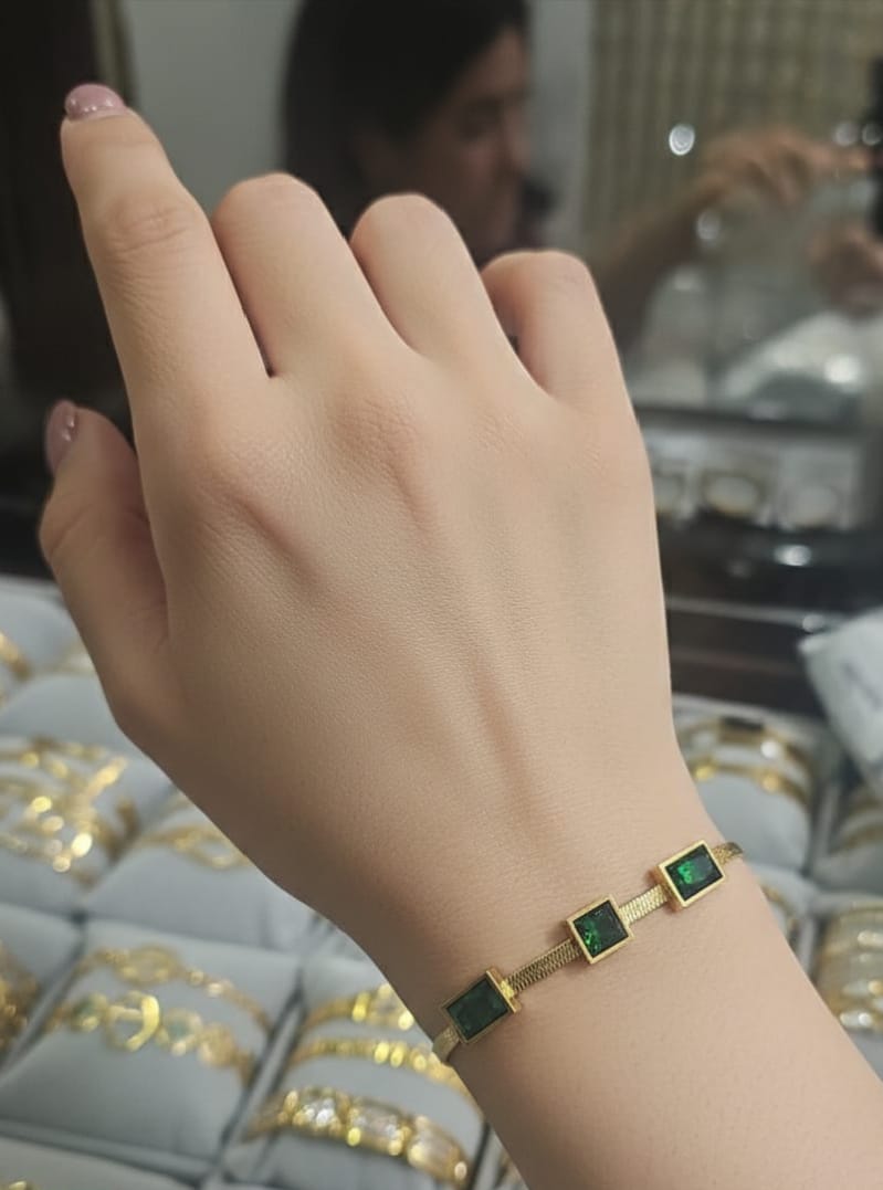 Elegant Gold Mesh Bracelet with Geometric Charm